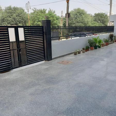 Hotel The Luxem - Behind Ibis Hotel Gurugram Gurgaon Extérieur photo