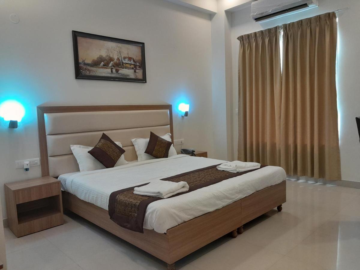Hotel The Luxem - Behind Ibis Hotel Gurugram Gurgaon Extérieur photo