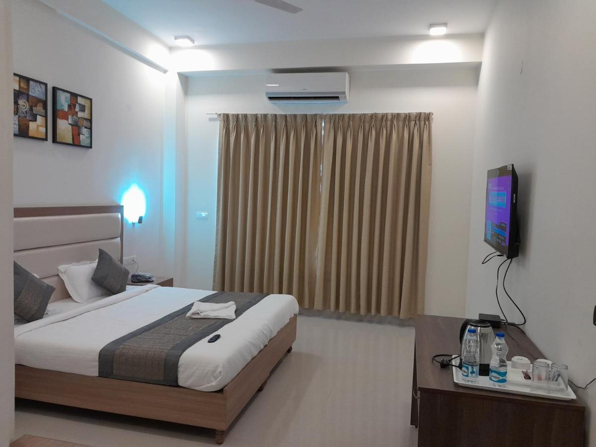 Hotel The Luxem - Behind Ibis Hotel Gurugram Gurgaon Extérieur photo