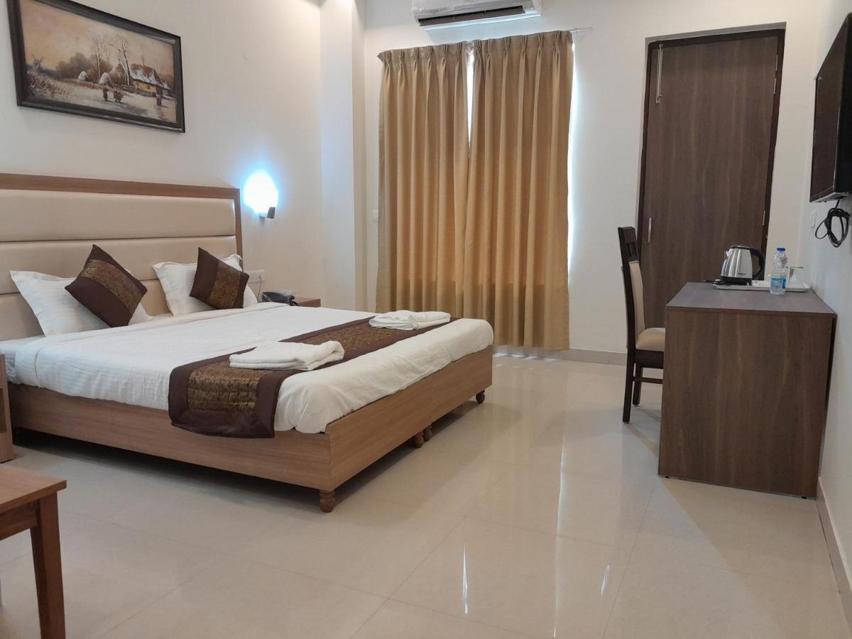 Hotel The Luxem - Behind Ibis Hotel Gurugram Gurgaon Extérieur photo