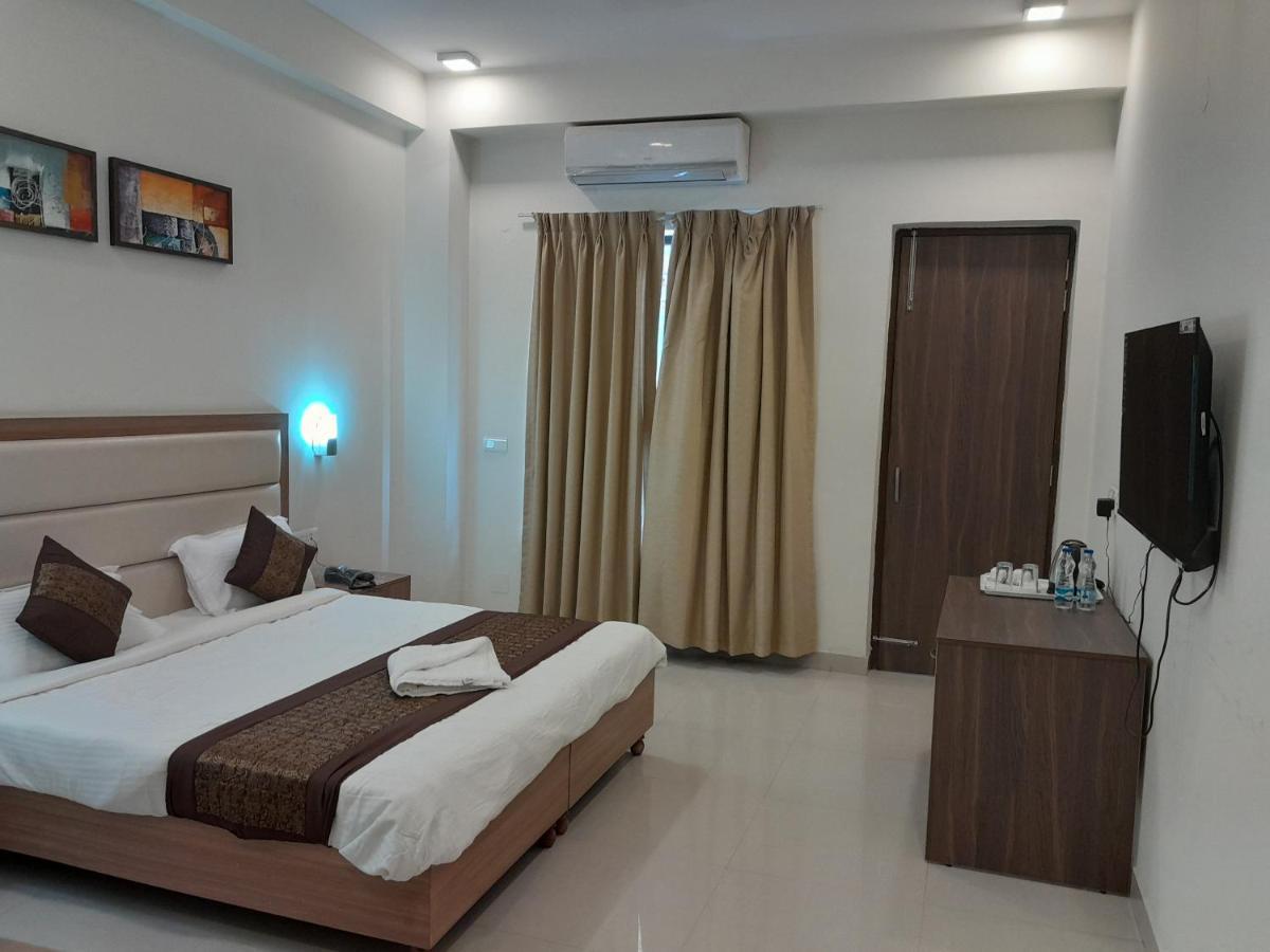 Hotel The Luxem - Behind Ibis Hotel Gurugram Gurgaon Extérieur photo