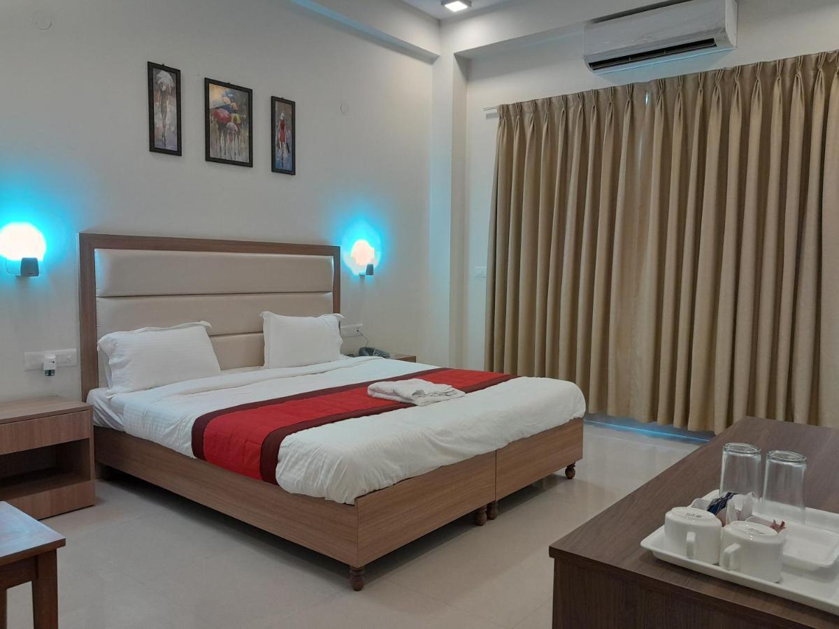 Hotel The Luxem - Behind Ibis Hotel Gurugram Gurgaon Extérieur photo