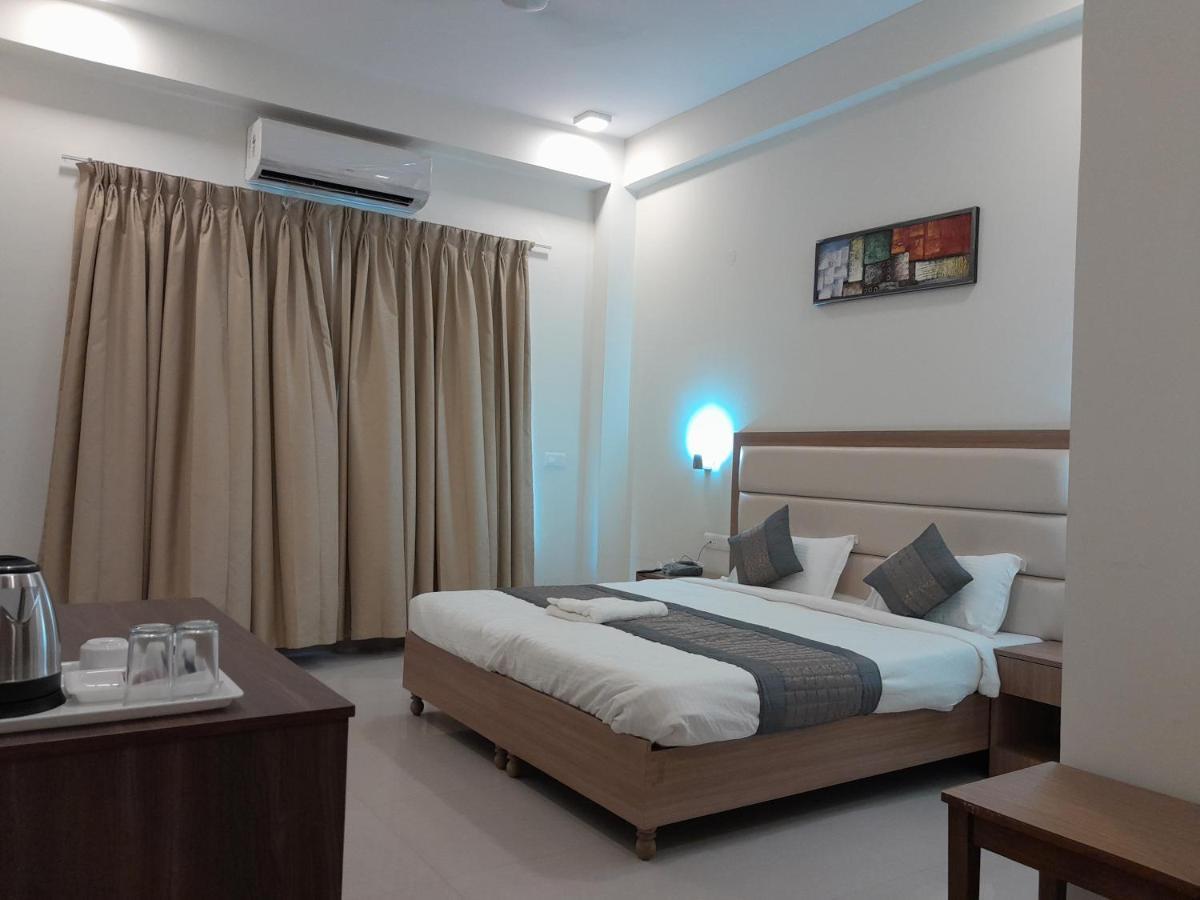 Hotel The Luxem - Behind Ibis Hotel Gurugram Gurgaon Extérieur photo