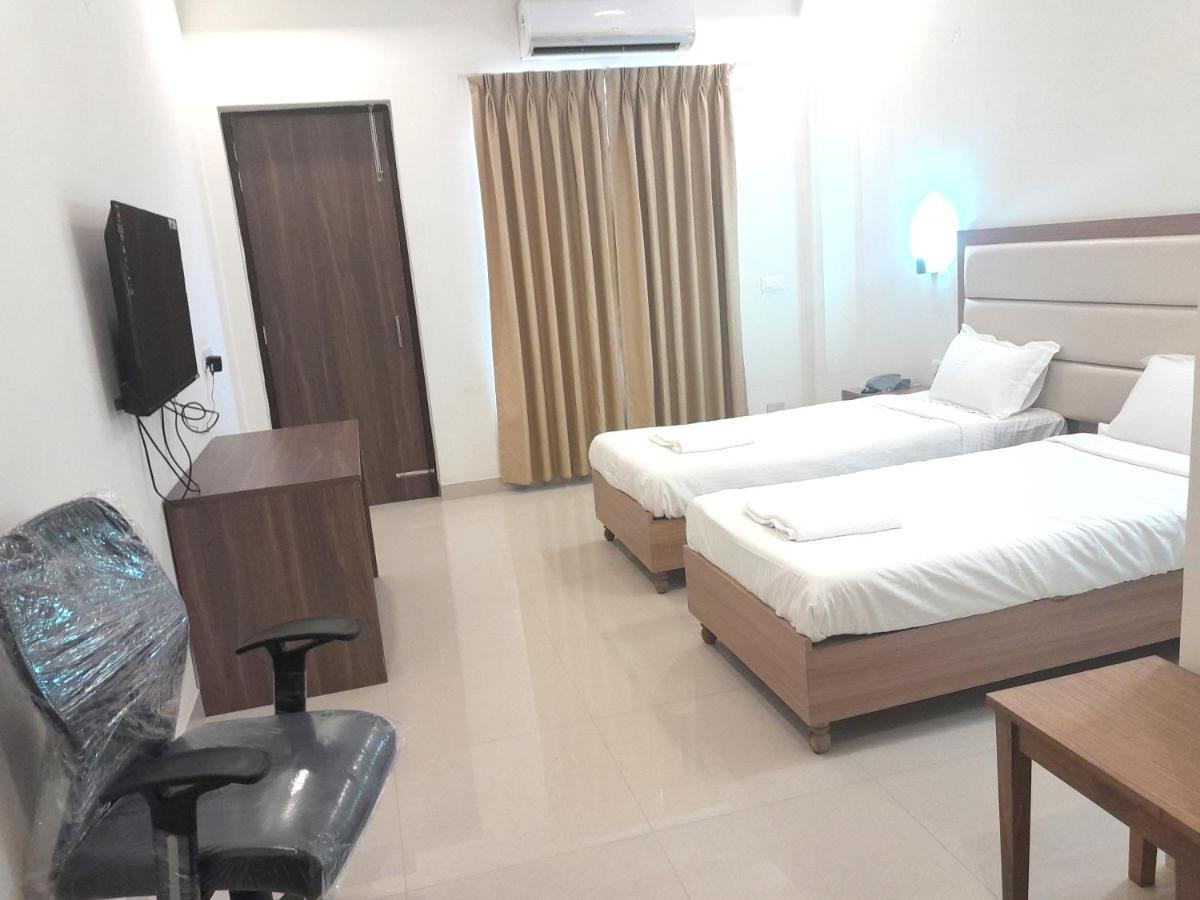 Hotel The Luxem - Behind Ibis Hotel Gurugram Gurgaon Extérieur photo