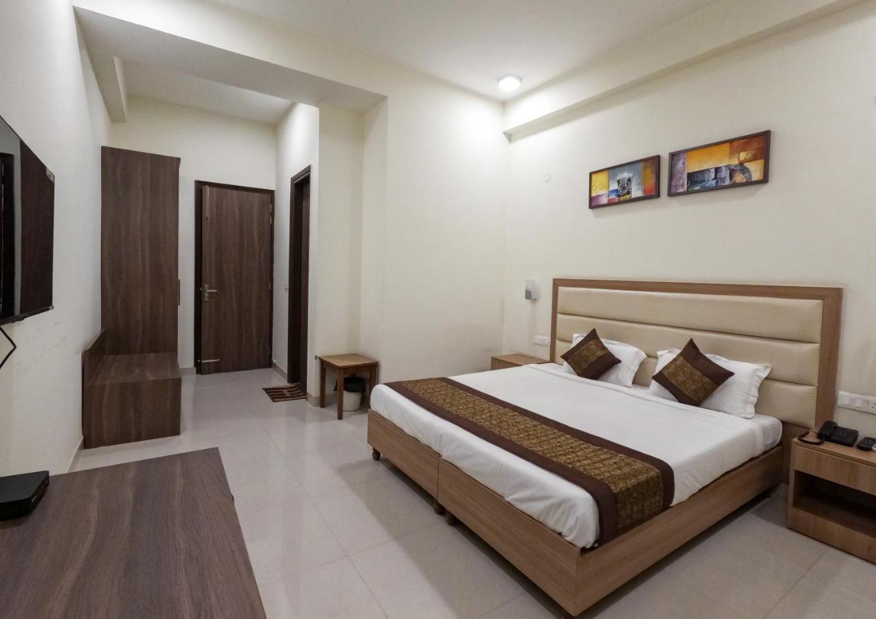 Hotel The Luxem - Behind Ibis Hotel Gurugram Gurgaon Extérieur photo