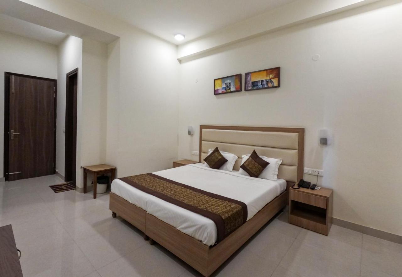 Hotel The Luxem - Behind Ibis Hotel Gurugram Gurgaon Extérieur photo