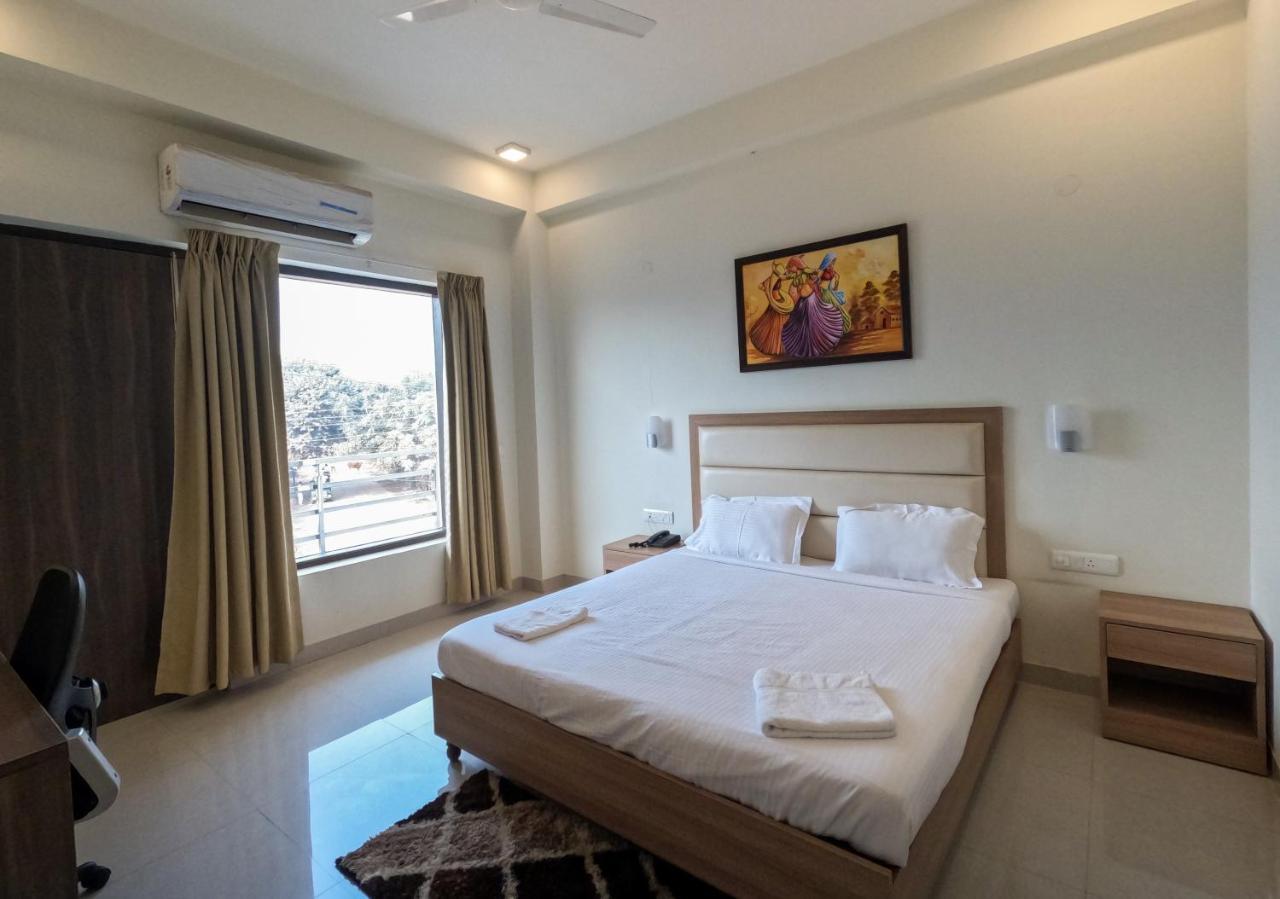 Hotel The Luxem - Behind Ibis Hotel Gurugram Gurgaon Extérieur photo
