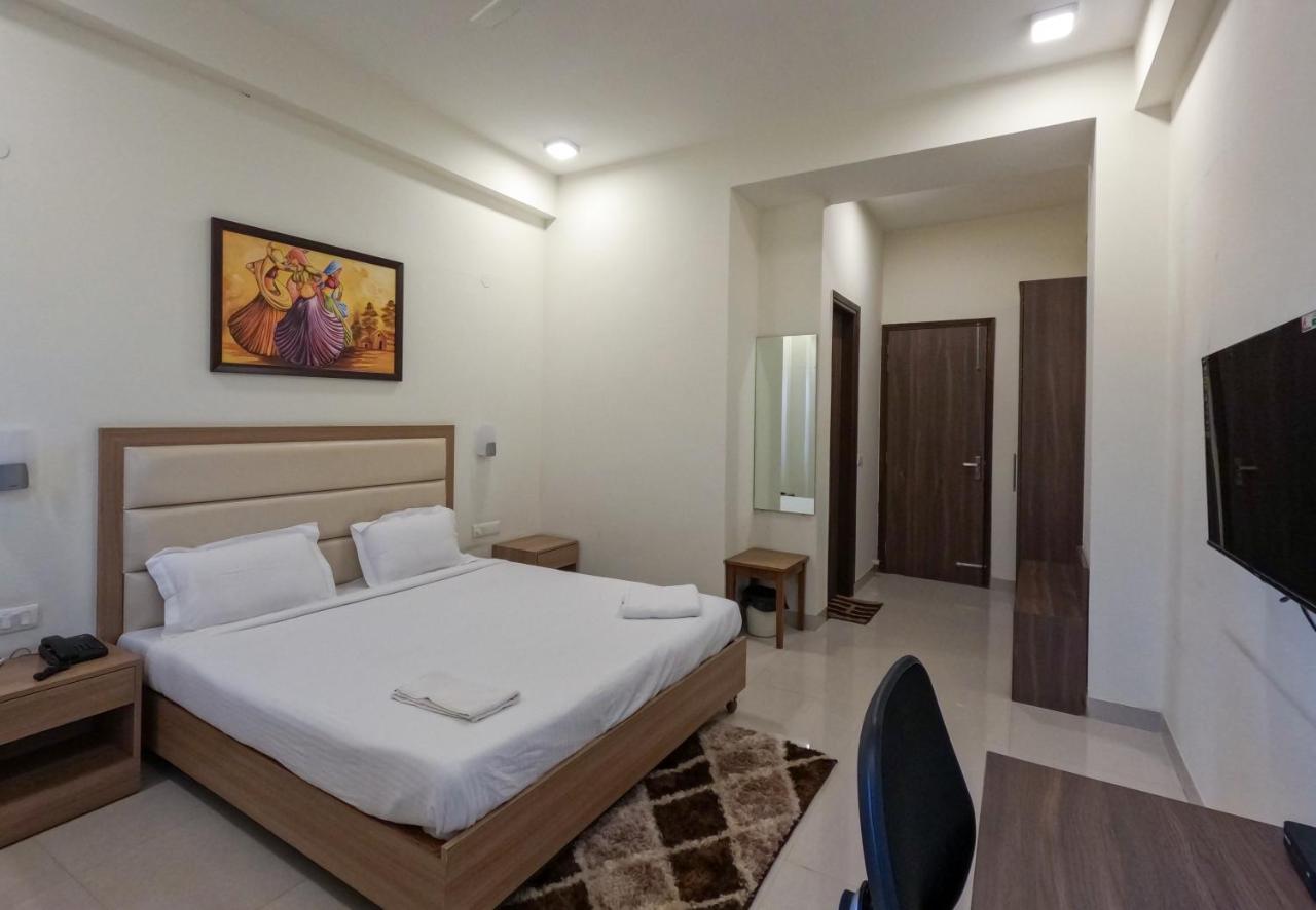Hotel The Luxem - Behind Ibis Hotel Gurugram Gurgaon Extérieur photo