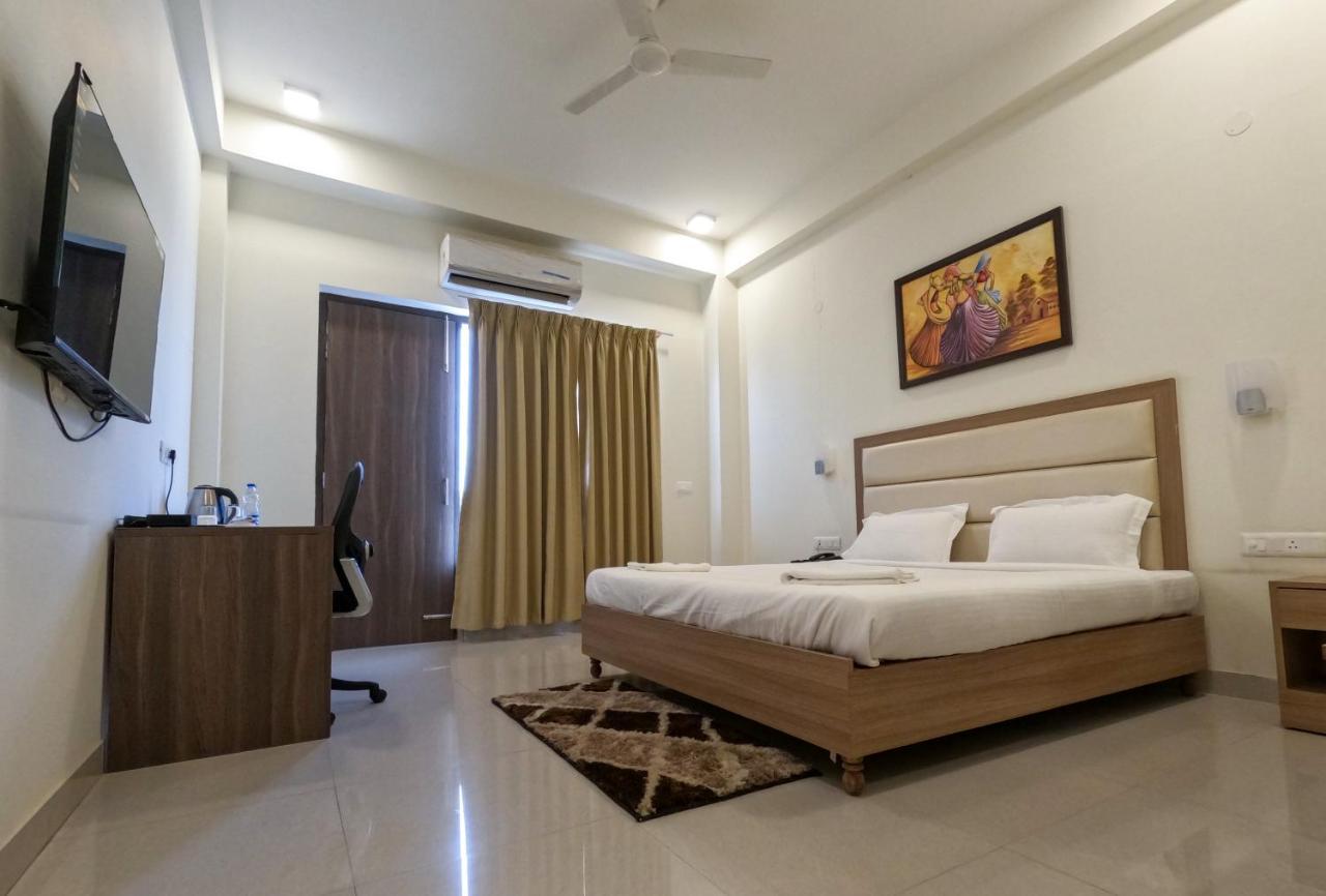 Hotel The Luxem - Behind Ibis Hotel Gurugram Gurgaon Extérieur photo