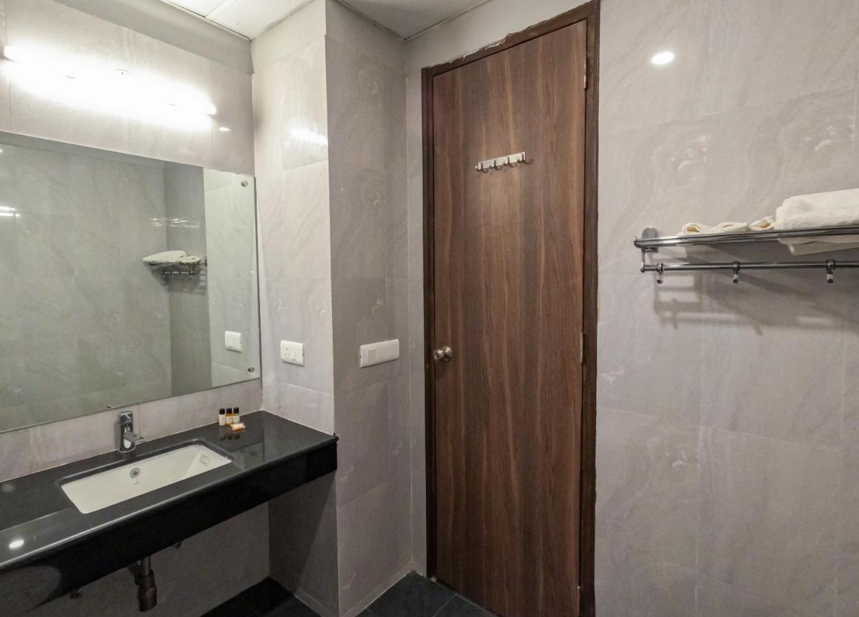 Hotel The Luxem - Behind Ibis Hotel Gurugram Gurgaon Extérieur photo