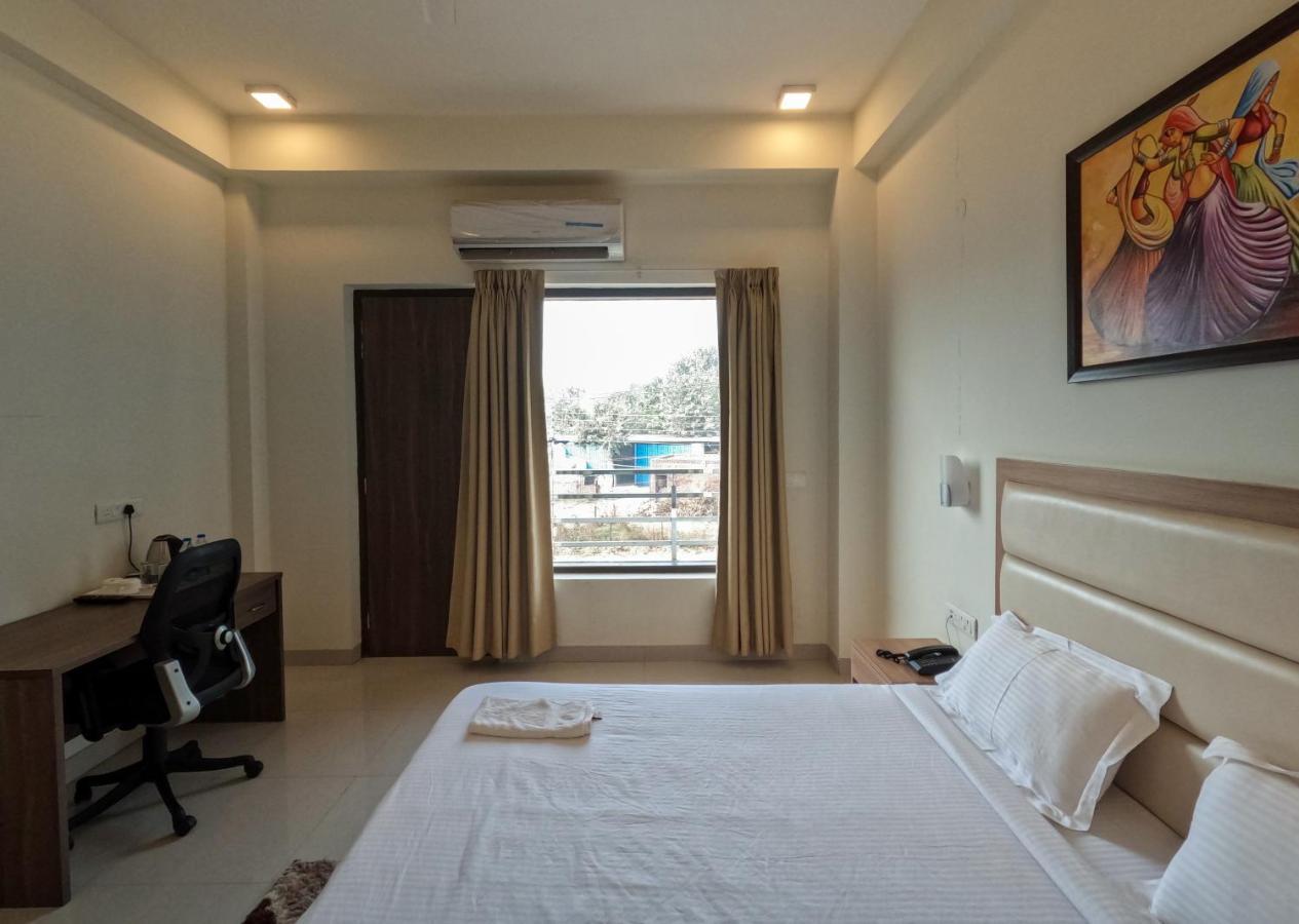 Hotel The Luxem - Behind Ibis Hotel Gurugram Gurgaon Extérieur photo