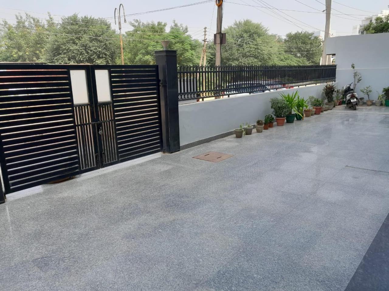Hotel The Luxem - Behind Ibis Hotel Gurugram Gurgaon Extérieur photo